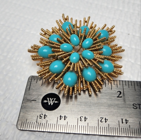 Vintage Avon gold tone and faux cabochon turquoise stones starburst brooch. - Picture 3 of 3